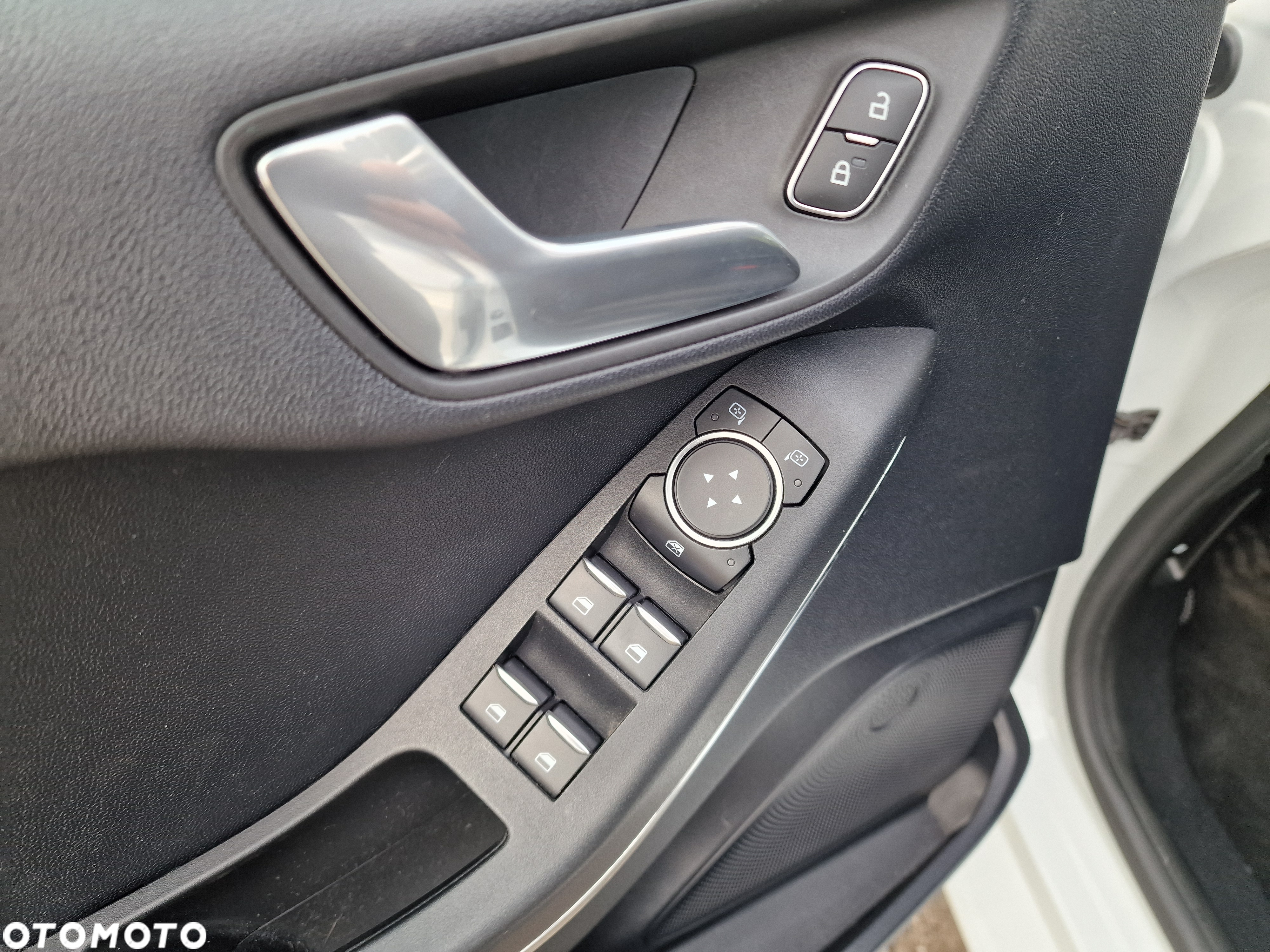 Ford Fiesta 1.0 EcoBoost S&S TITANIUM - 24