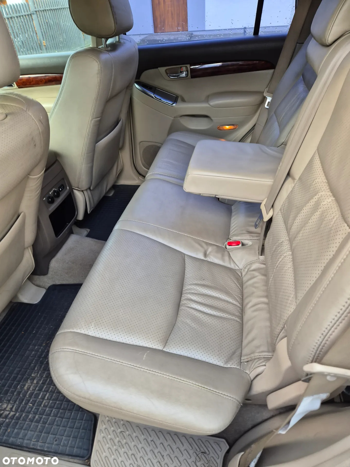 Toyota Land Cruiser - 4