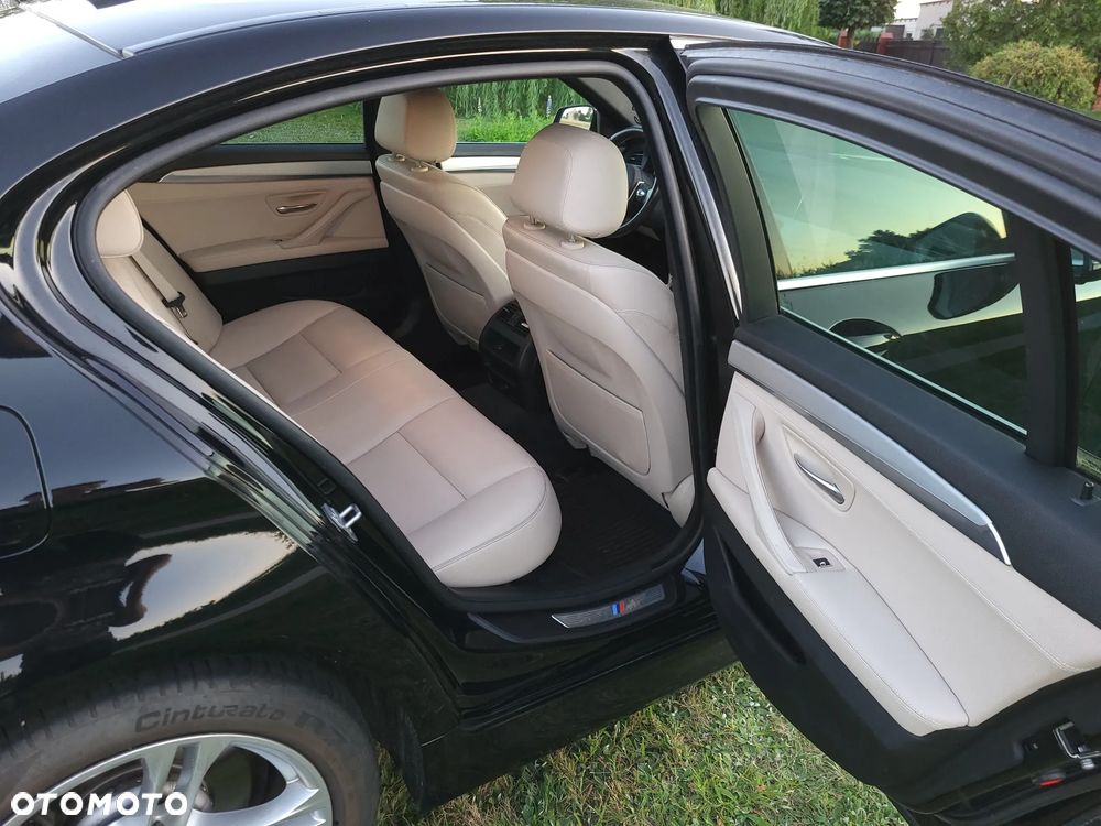 BMW Seria 5 525d xDrive - 24