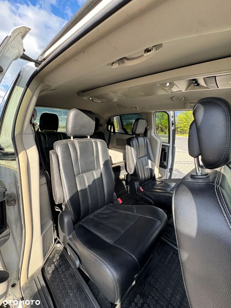 Chrysler Town & Country - 14