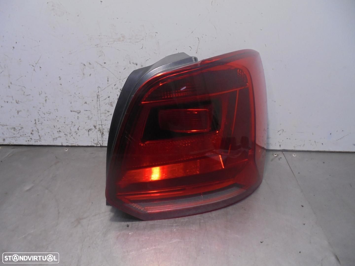 FAROLIM TRASEIRO DIREITO VOLKSWAGEN POLO V 6R1 - 1
