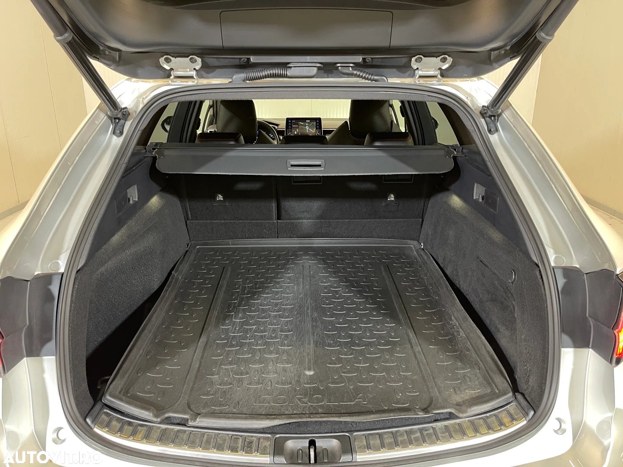 Toyota Corolla 2.0 Hybrid Lounge - 12