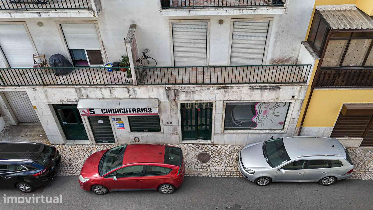 Loja para Venda em Casal de Cambra — Loja arrendada com Rentabilidade