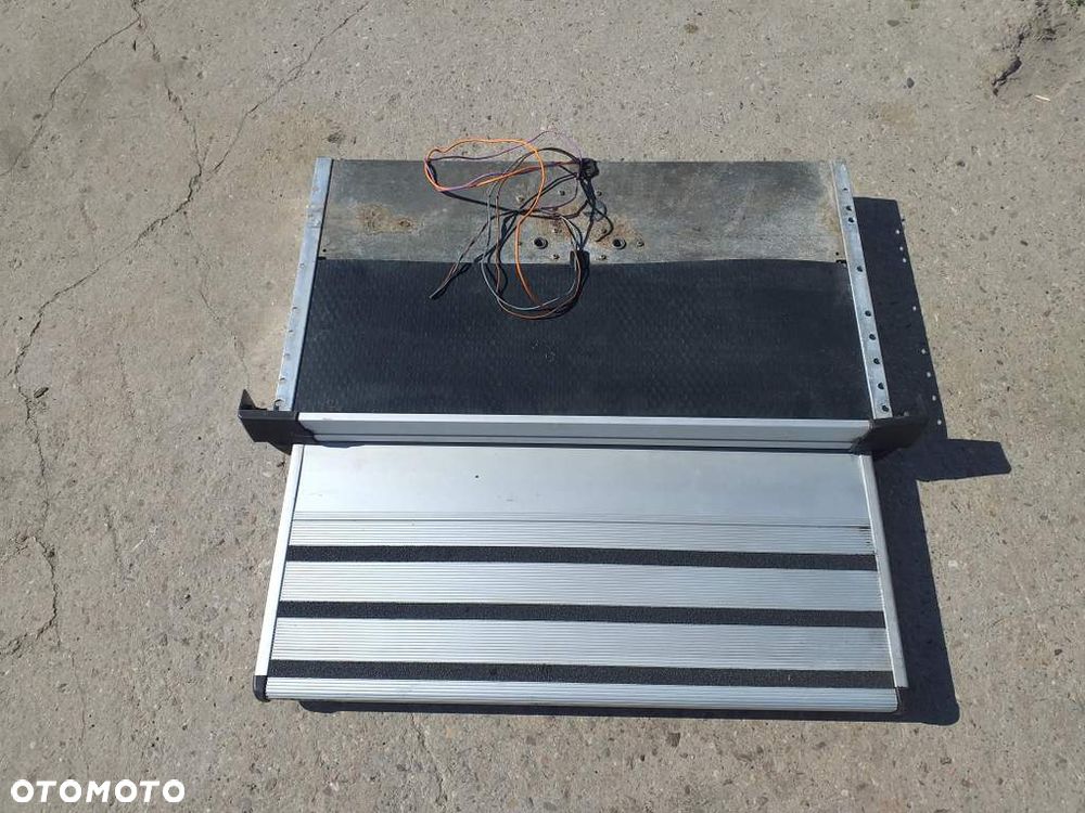 Elektrycznie wysuwany Stopień THULE do Kampera - 1
