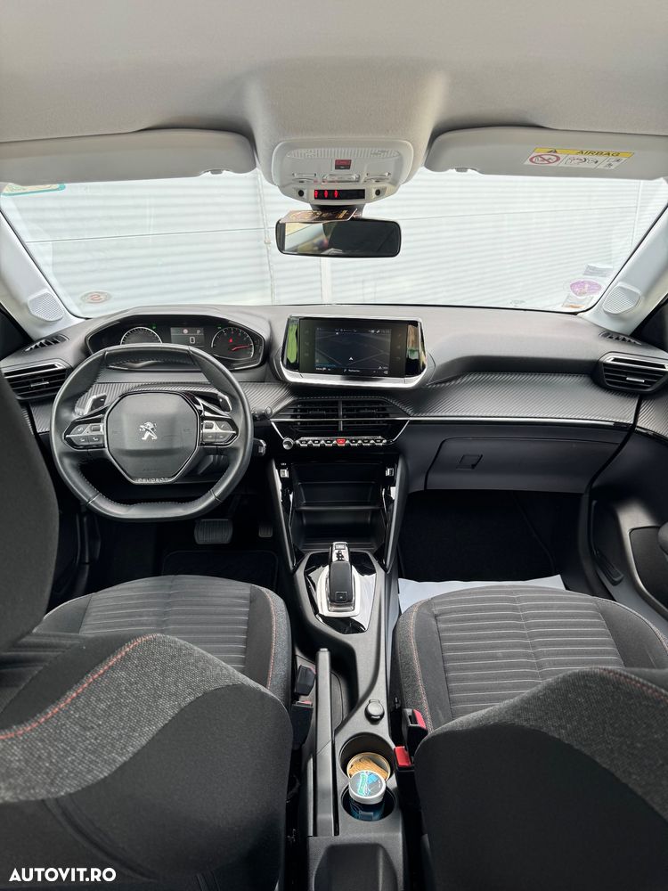 Peugeot 208 - 8
