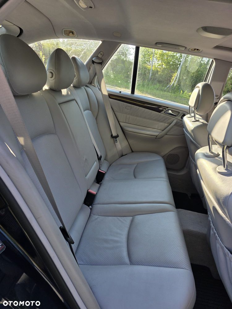 Mercedes-Benz Klasa C 320 4Matic Avantgarde Sport Edition - 22