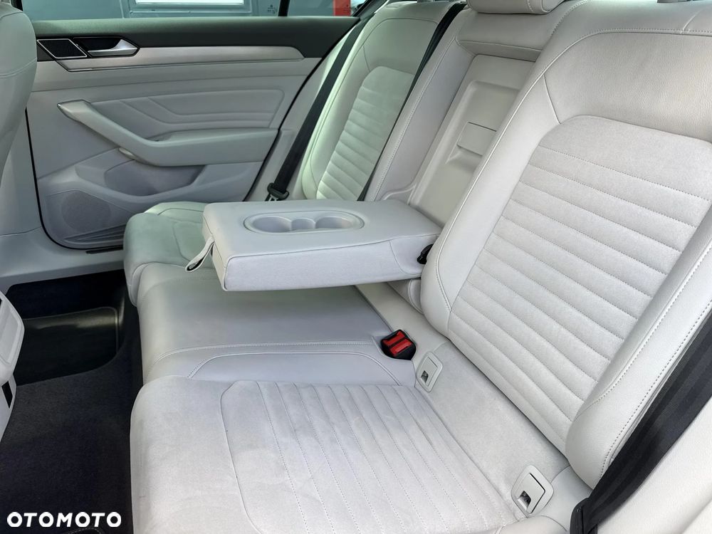 Volkswagen Passat 2.0 TSI Elegance DSG - 20