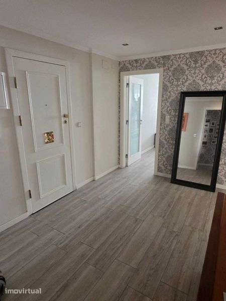 Apartamento familiar T3 com suite e box fechada para 2 carros - Grande imagem: 3/9