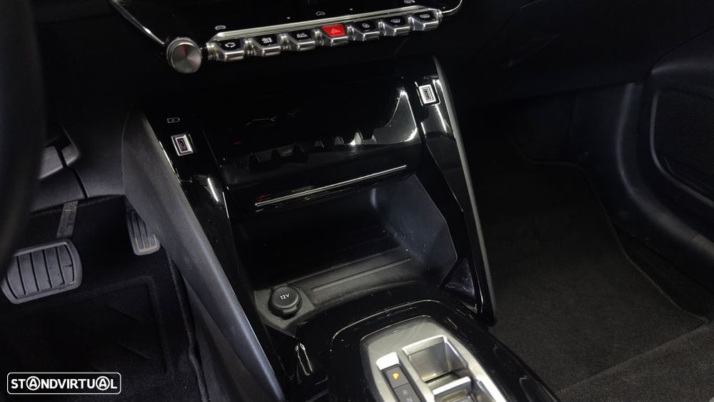 Peugeot e-208 Allure - 32