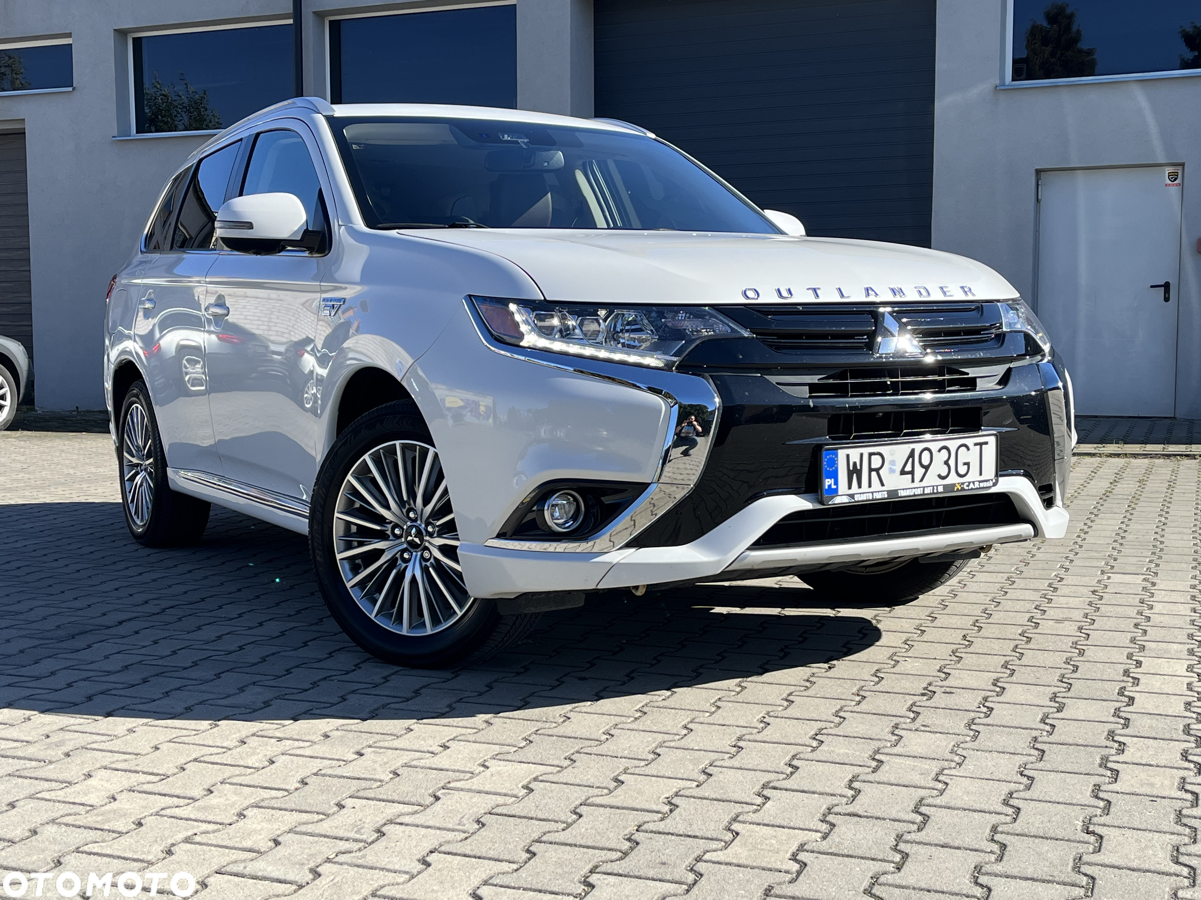 Mitsubishi Outlander - 2