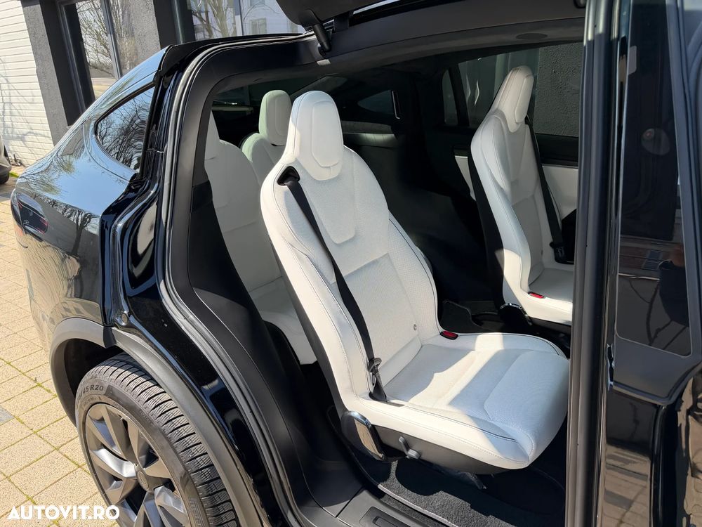 Tesla Model X - 14