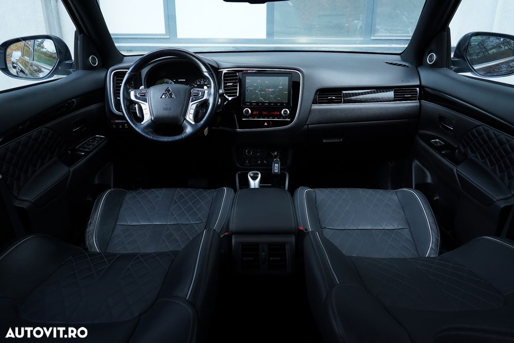 Mitsubishi Outlander ver-2-4-4wd-plug--in-hybrid-top - 4