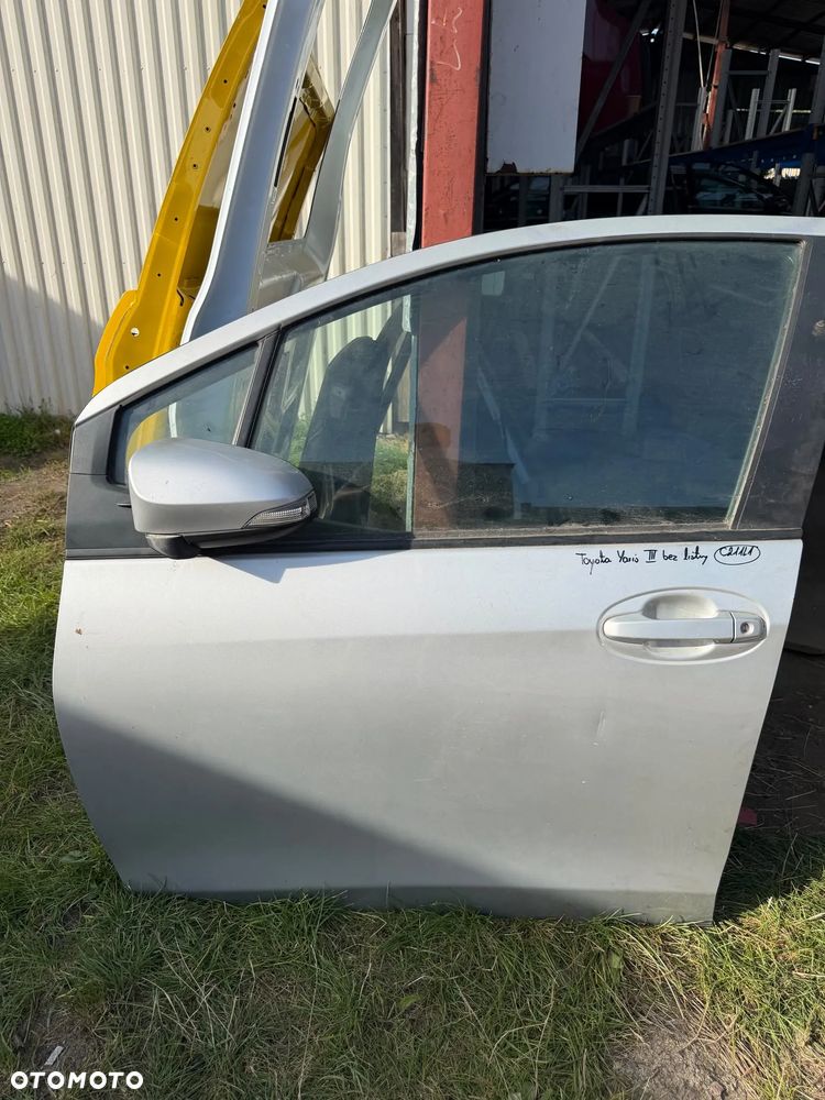 TOYOTA YARIS III DRZWI PRZEDNIE LEWE BEZ LISTWY KOMPLETNE POZNAŃ GIEŁDA