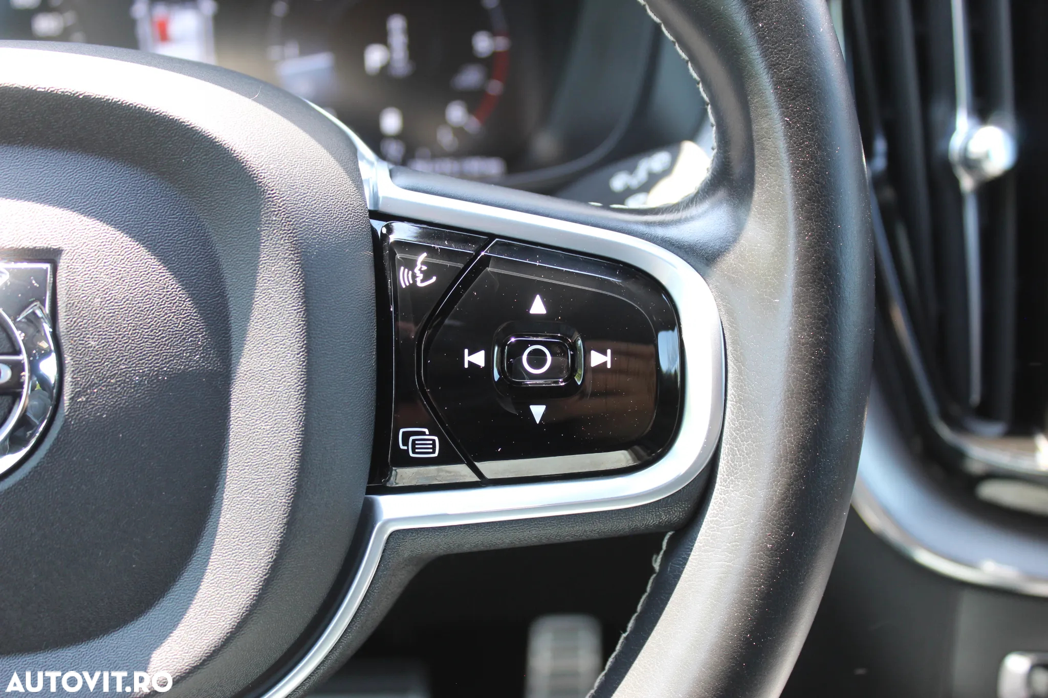 Volvo XC 60 B4 MHEV AWD R-Design - 16