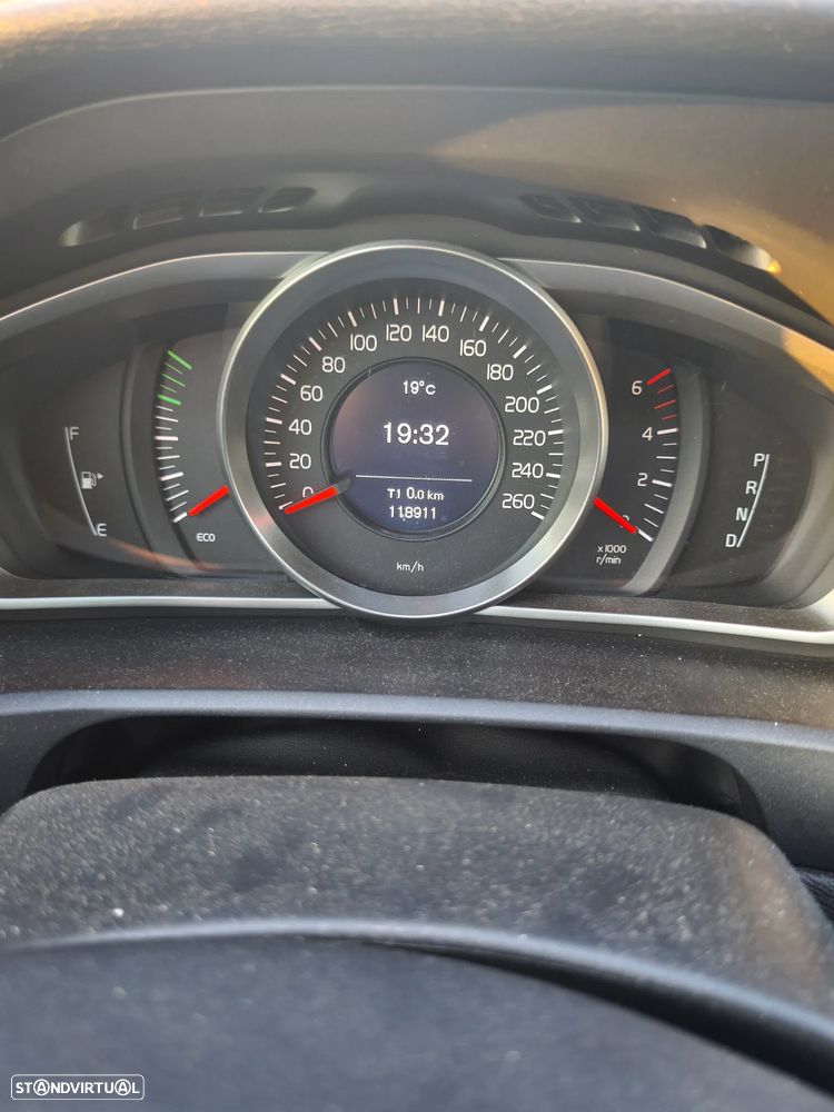 Volvo V40 2.0 D3 Momentum Geartronic - 9