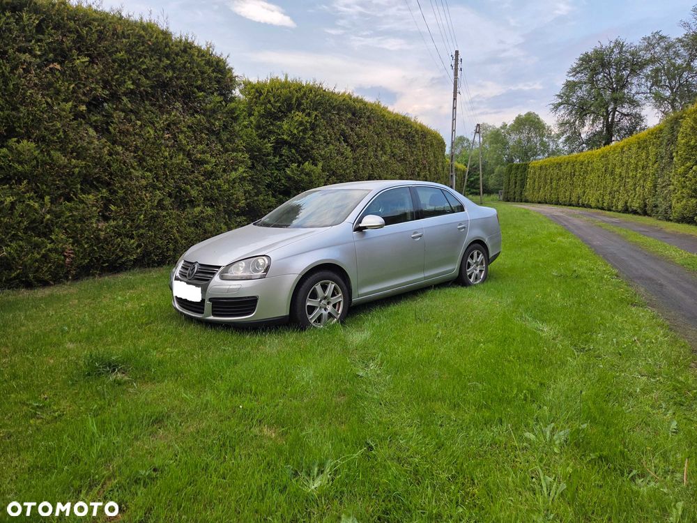 Volkswagen Jetta - 1