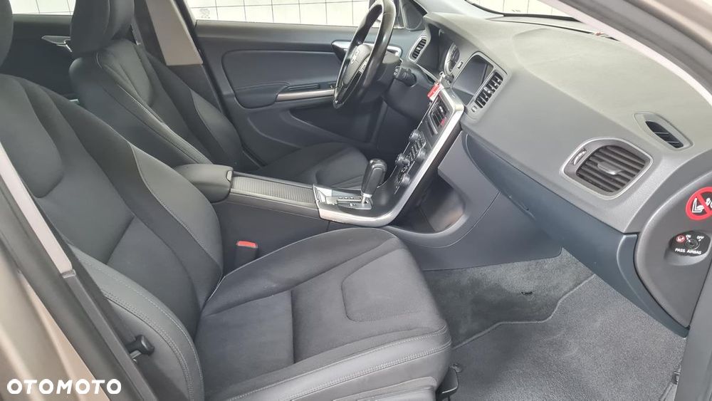 Volvo V60 D5 AWD Geartronic Momentum - 17