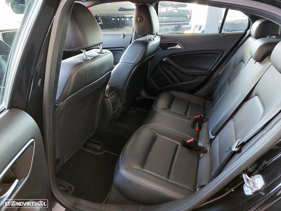 Mercedes-Benz GLA 180 Urban - 12