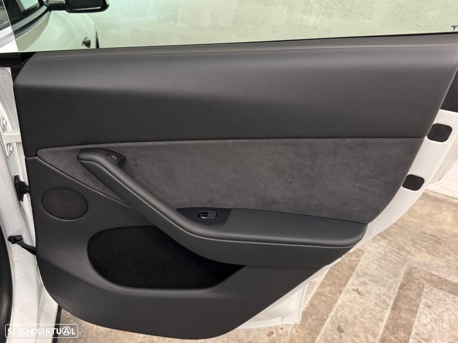 Tesla Model Y Long Range Dual Motor AWD - 46