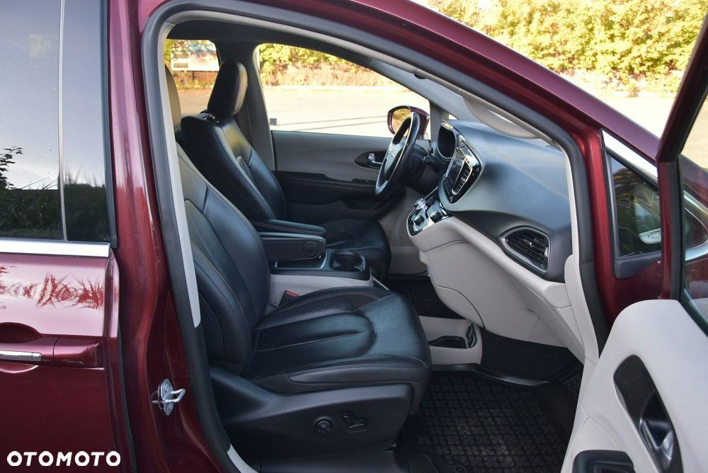 Chrysler Pacifica - 11