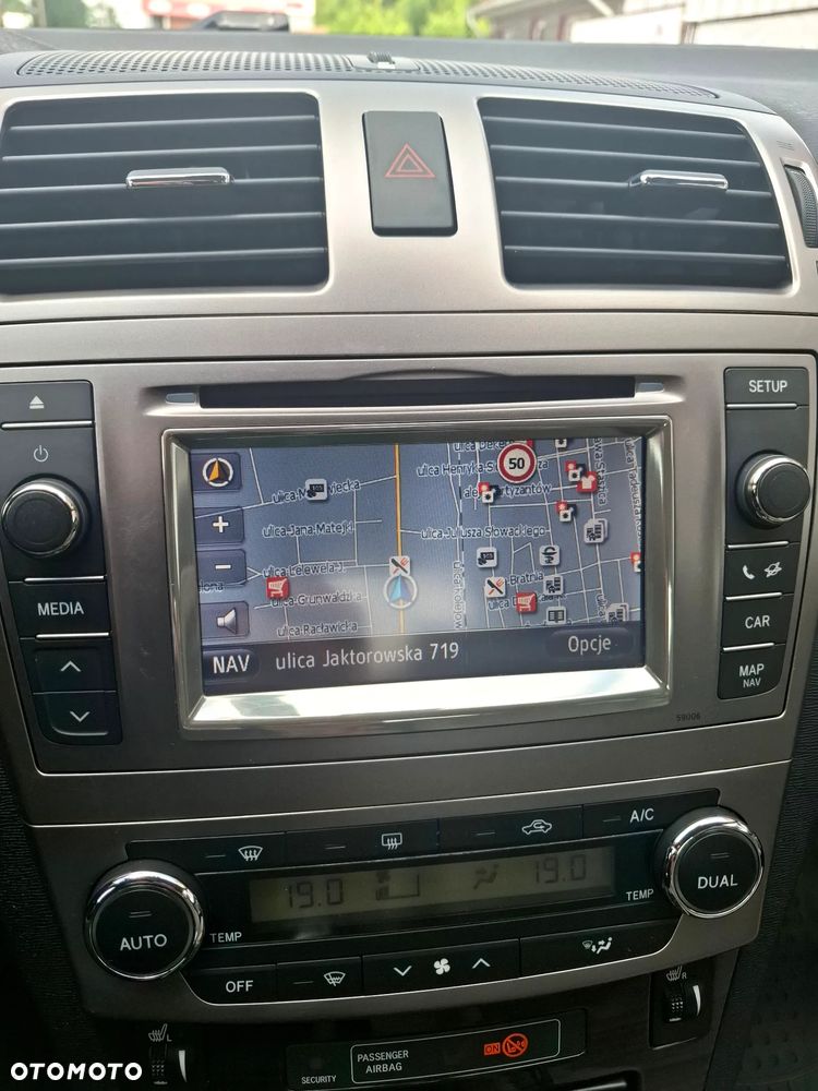 Toyota Avensis 1.8 Premium - 32