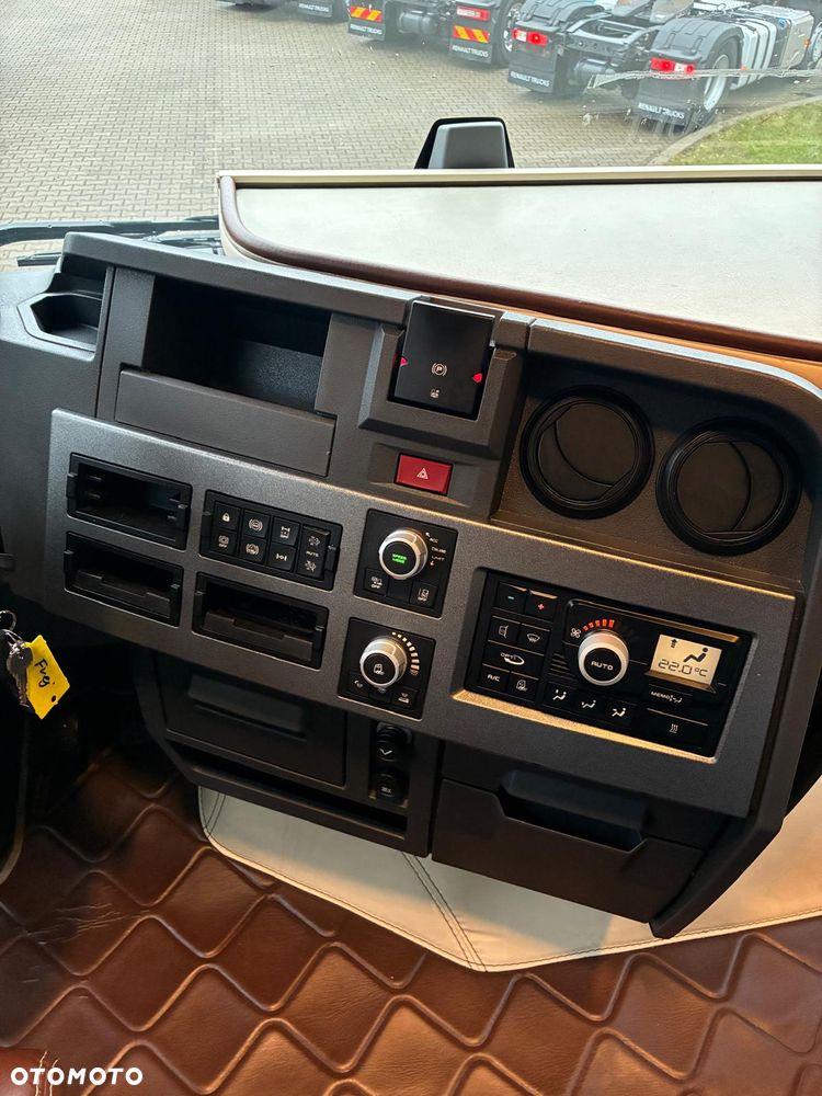 Renault T480 High Sleeper Cab - 16