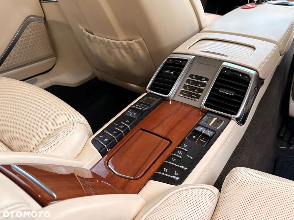 Porsche Panamera 4S Executive - 32
