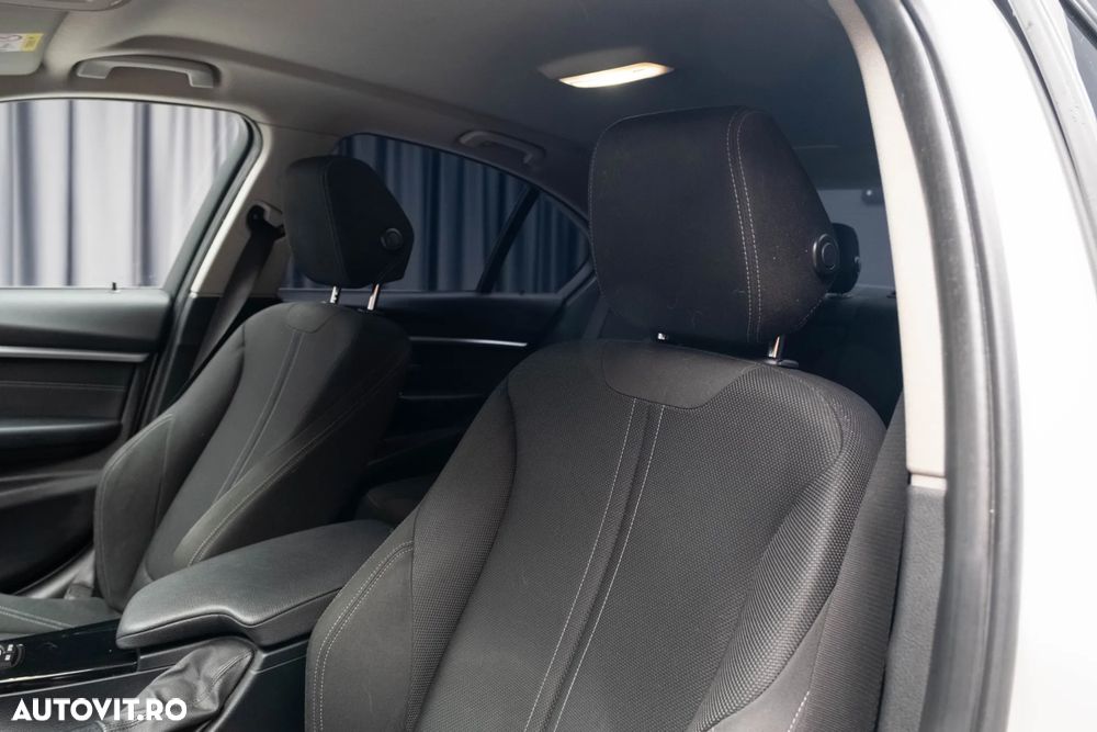 BMW Seria 3 318d Aut. Sport Line - 23