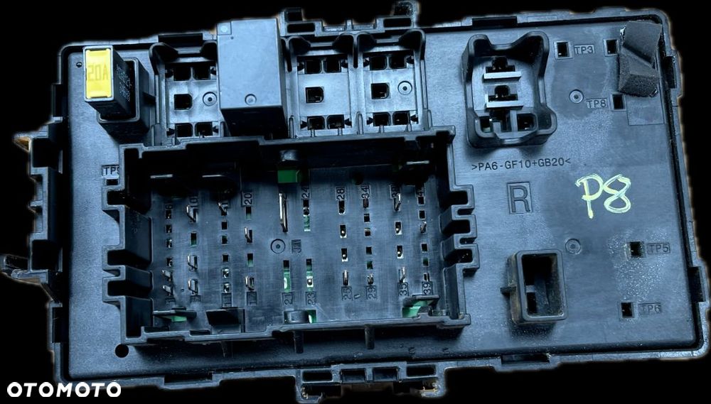 P8 GMC YUKON XL DENALI IV 2015 - SKRZYNKA BEZPIECZNIKÓW 84114433 - 2