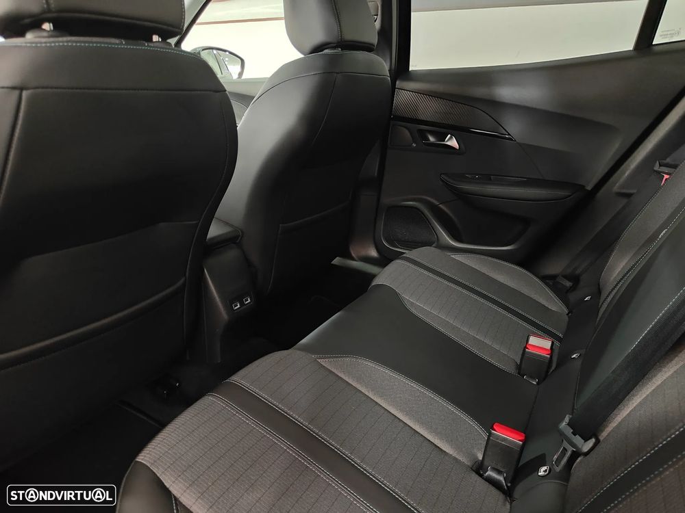 Peugeot 2008 1.2 PureTech Allure EAT8 - 36
