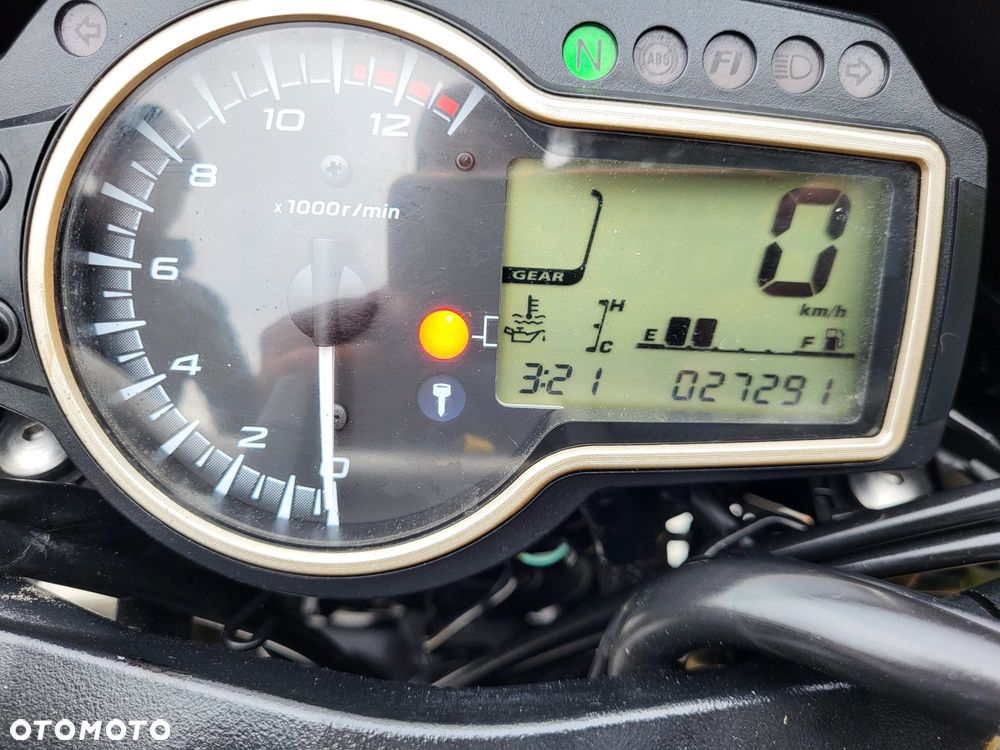 Suzuki GSR - 24