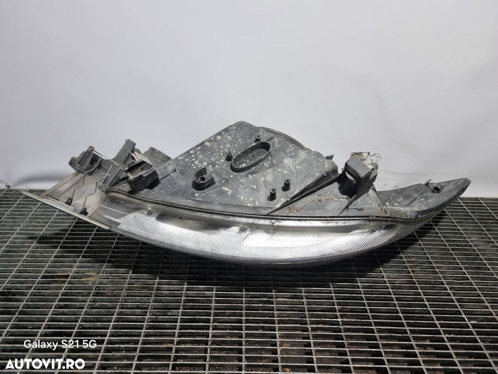 Far Dreapta Ford Kuga 2008 - 2010 SUV 4 Usi (1454) Fara xenon O clema rupta - 2