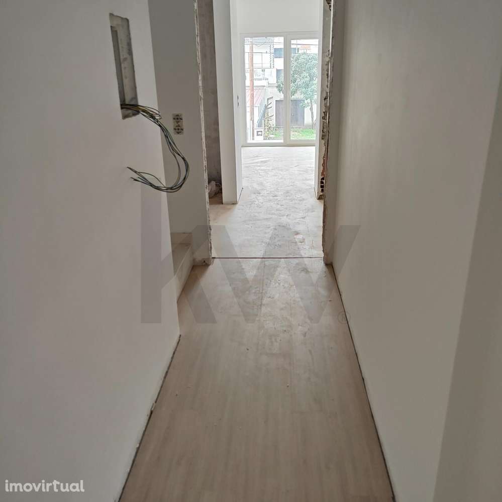 MORADIA TRIPLEX T4 GEMINADA COM ESPAÇO EXTERIOR - Grande imagem: 3/29