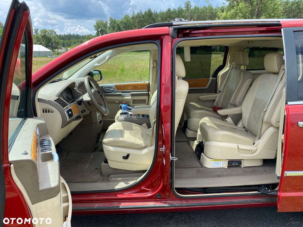 Chrysler Town & Country - 11