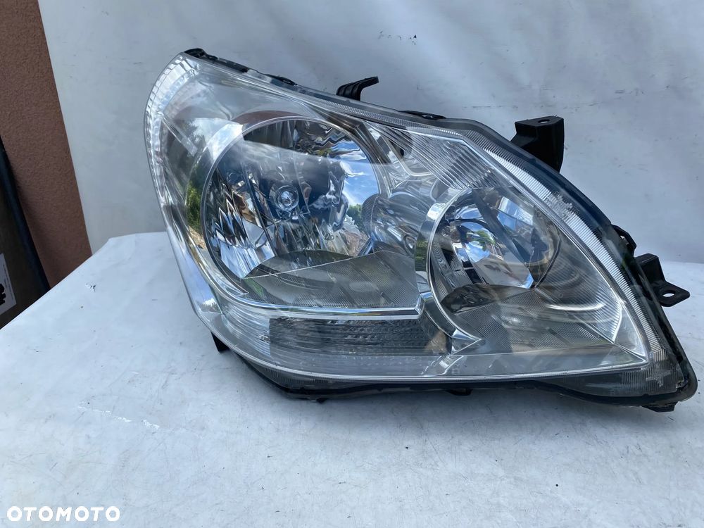 lampa toyota verso prawa eu cała - 1