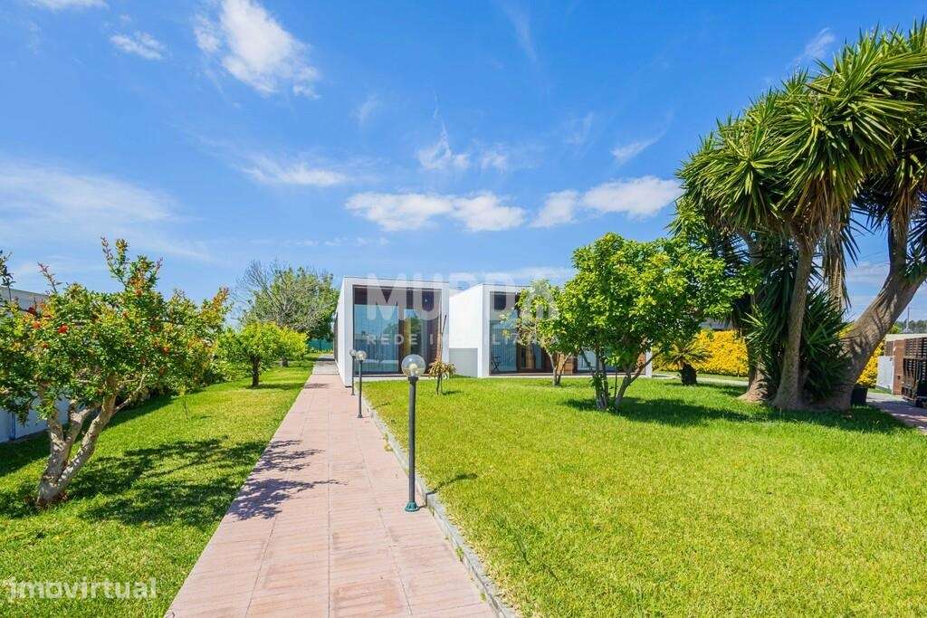 Moradia contemporânea com piscina, horta e uma arquitetura que privile - Grande imagem: 4/57