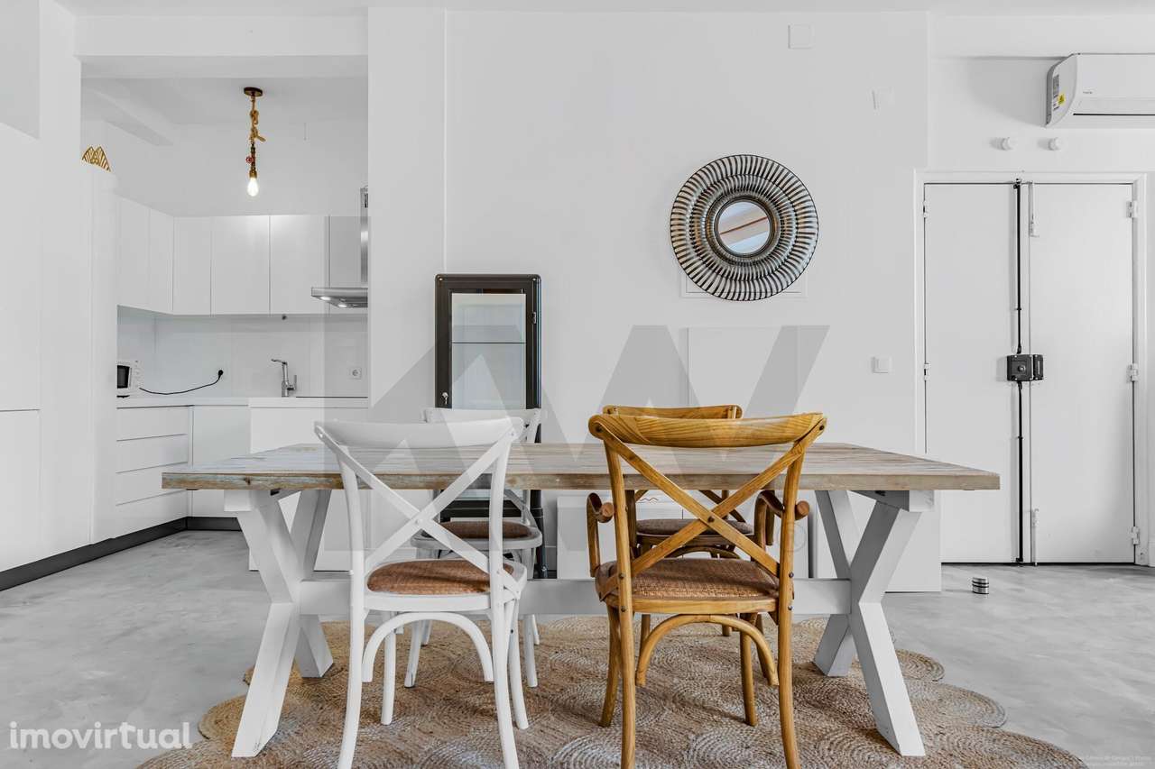 O Refúgio Perfeito na Costa do Castelo: T1+1 Renovado, Terraço de 60 m - Grande imagem: 3/22