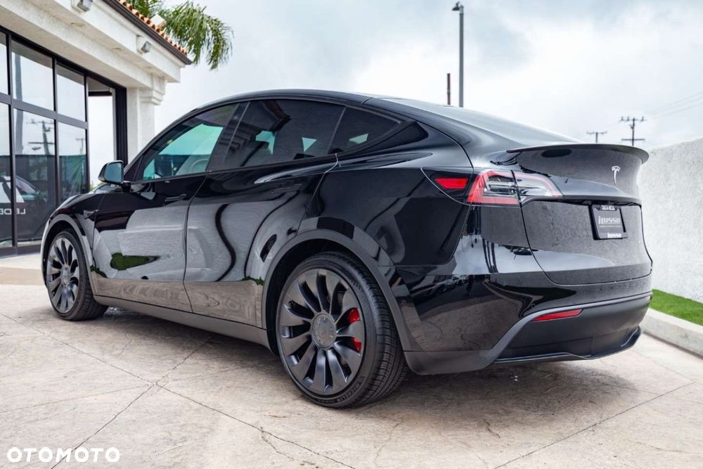 Tesla Model Y - 6