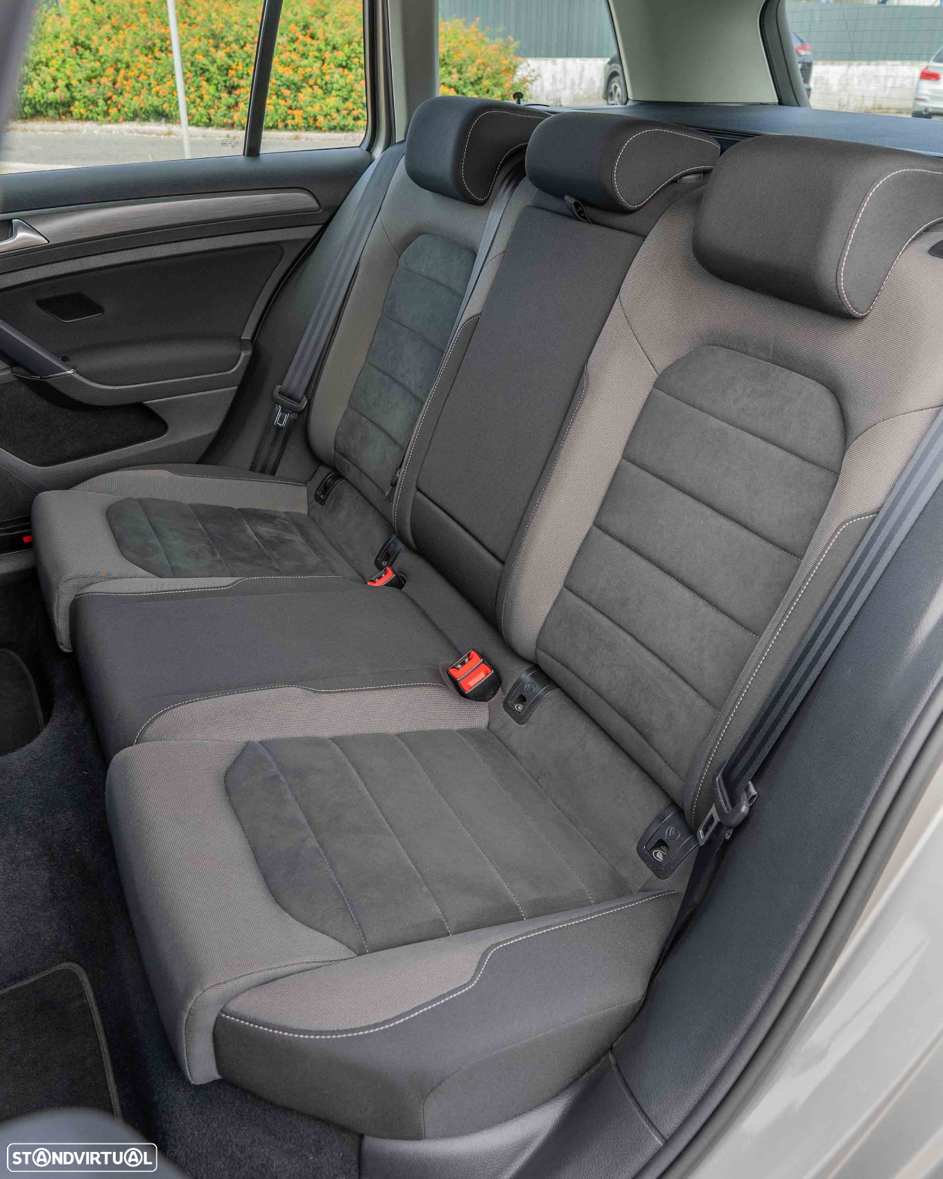 VW Golf Variant 1.6 TDi Highline DSG - 16