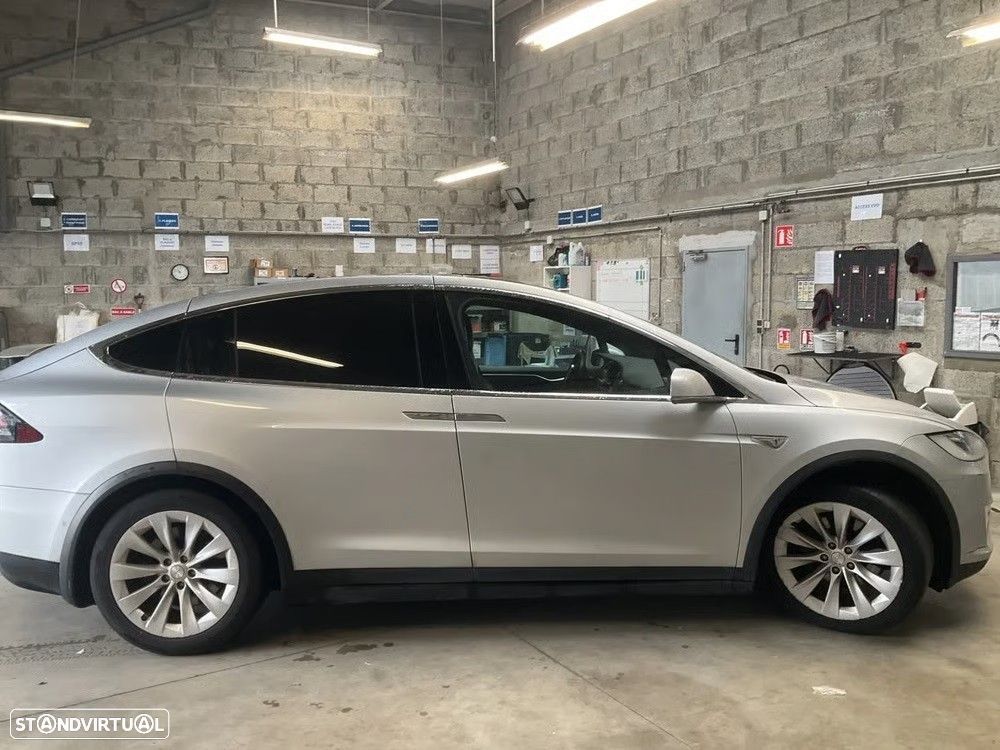 Tesla Model X 90D - 6