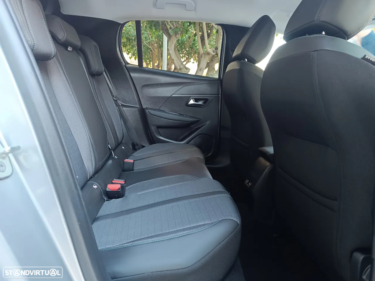 Peugeot 208 PureTech 100 EAT8 Allure - 27