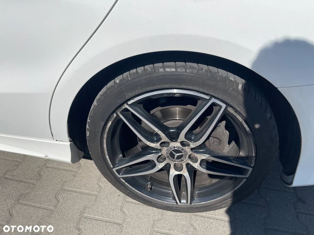 Mercedes-Benz CLA 220 4-Matic AMG Line - 12