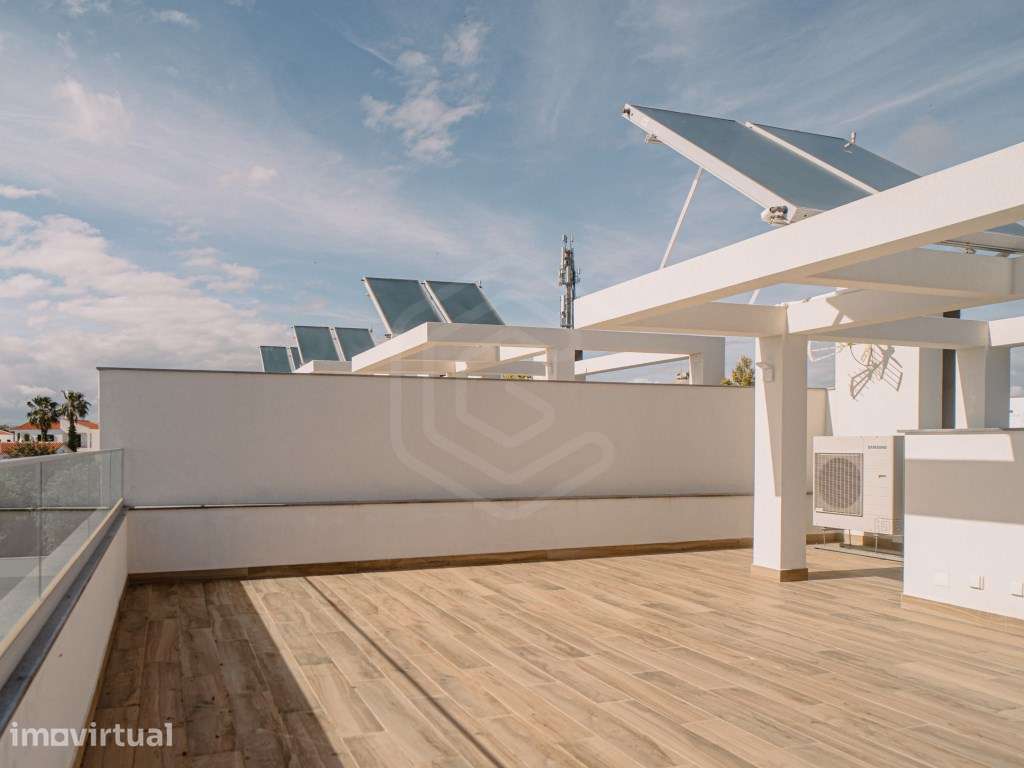 Moradia em banda T3, piscina e terraço com vista mar, Fuseta, Algarve - Grande imagem: 3/31