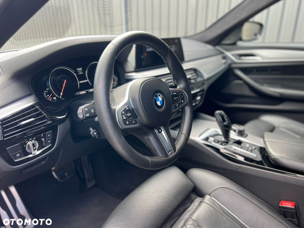 BMW Seria 5 M550i xDrive - 35