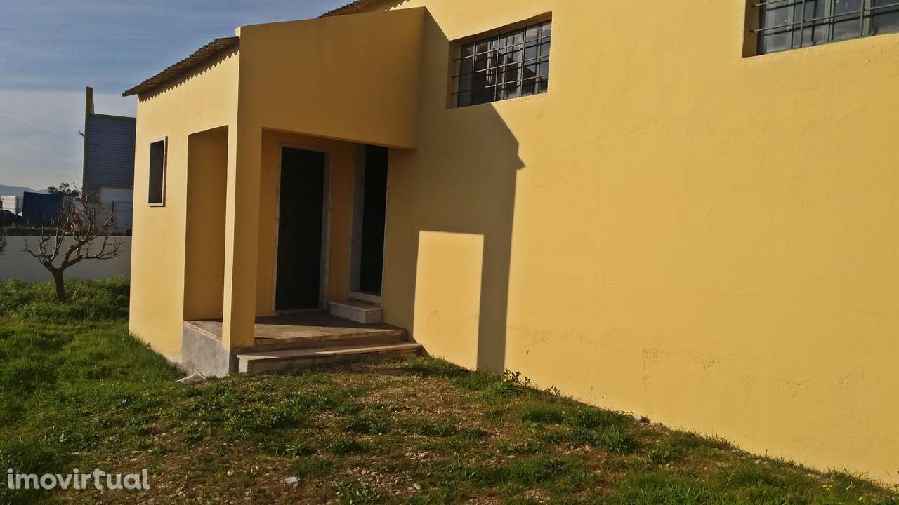 Magnifica propriedade constituída por armazém e moradia bi-familiar. - Grande imagem: 4/42