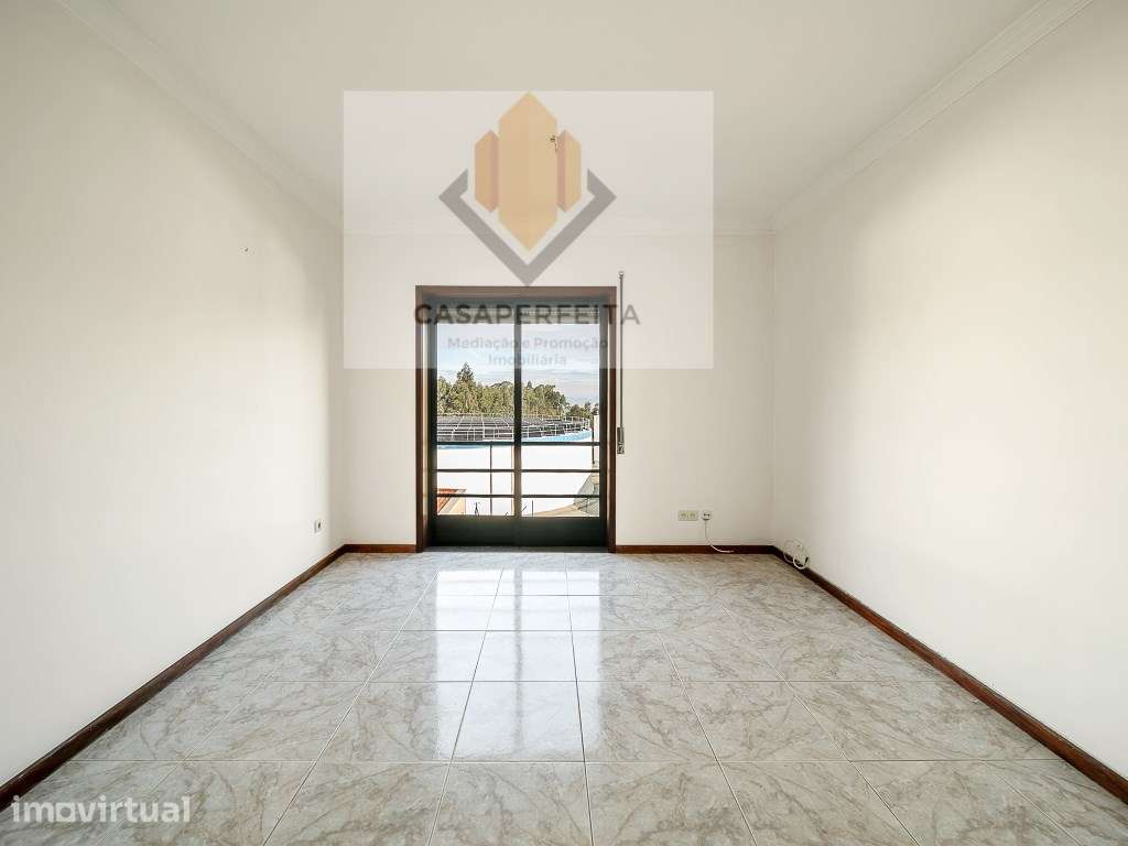 Fabuloso Apartamento T2 com Varanda e Box - Olival - Grande imagem: 2/25