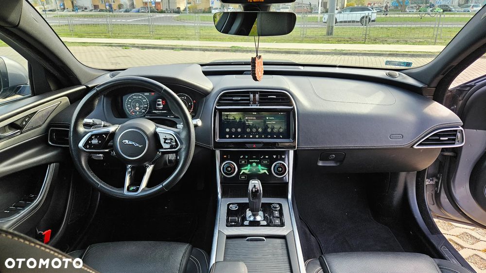 Jaguar XE 2.0 D180 R-Dynamic SE - 12