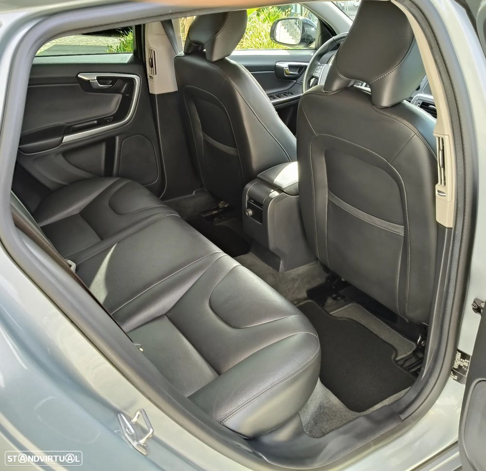 Volvo V60 Cross Country 2.0 D3 Momentum - 24