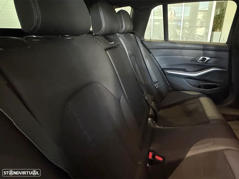BMW 320 d Touring Pack Desportivo M Auto - 9