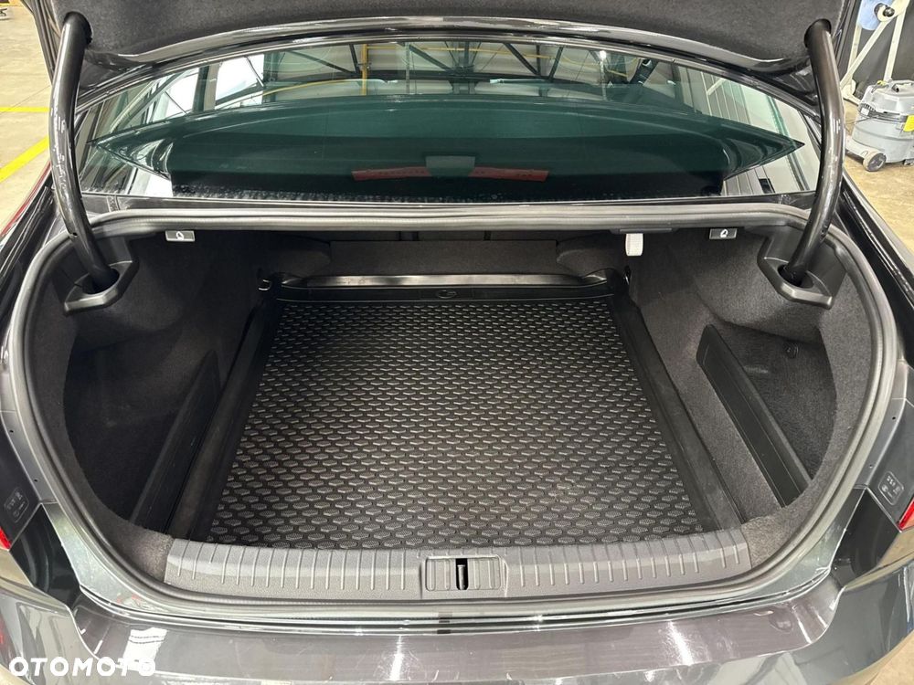 Volkswagen Passat - 17